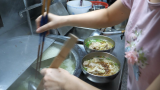 台湾街头小吃 - 馄饨汤, 阳春面, 卤牛肉, 海带, 花生, 凉拌小黄瓜, 干丝