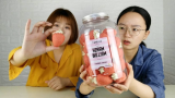 开箱吃播同款188元德国超大草莓棉花糖，听说能吃出初恋的味道？！
