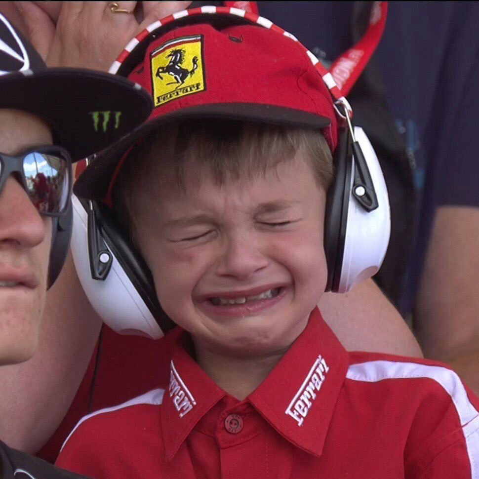 ω?)ノ- ( ゜- ゜)つロ