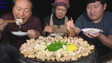 中字：韩国兴森一家人，围着锅吃4种烤牛肥肠，吃完不够再来一锅炒饭