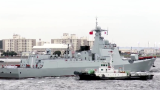 中国海军052D型驱逐舰“太原”号在日本横须贺新港码头出港