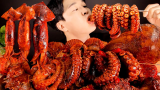 吃辛辣的海鲜 章鱼，鱿鱼，蛤，海螺，扇贝,不说话，吃的声音 !