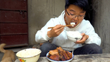 大sao挣钱了,买两斤猪肉加餐,先炸后蒸配梅干菜做一盘,真过瘾