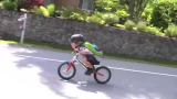 自己骑平衡车去幼儿园 （有多少爸妈看了这个视频让孩子入了车坑）