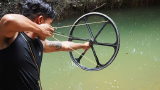 印尼老哥真会玩，单车轮毂射鱼见过没？