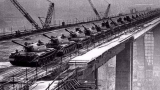 一百多辆坦克同时开上了大桥检测，中国“最牛大桥”毫发无损