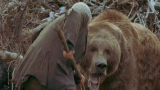 亿万富翁坠机后被困荒野，周围埋伏着一只棕熊，他该如何逃生？