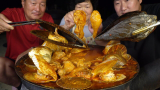 用鸡腿肉炖出来的汤烹饪新鲜的蛤蜊，做出来的美食满满鲜香味道！
