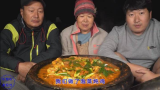 中字：韩国农村家庭的晚餐：泡菜炖鸡，一家人围着锅吃的真馋人