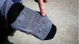 外国小哥发明的智能袜子，时间一到就挠脚心，看你起不起