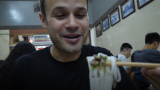 《吃货老外》越南街头美食之旅，超好吃的河粉和最好喝的越式奶茶