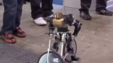 日本的机器人已经学会骑自行车了，这个脚刹我给满分！