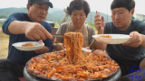 中字：韩国兴森一家人的一顿饭，吃辣炒章鱼和面条，大口吃的得真馋人