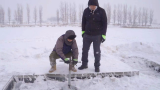 在零下二十多度的冰面上，两男子忙活半天，仅仅是为了@野食小哥