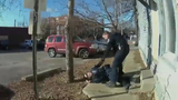 【可怕的事发生了】美国警察走火打中了女警员,差一点击中头部