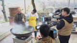 厨师长王刚初次分享拍摄花絮，小团队大力量忙前忙后好热闹