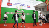 柬埔寨小学生们在毕业典礼上表演的节目
