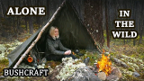 【俄罗斯露营】一个在雨中的森林里-遮阳篷的庇护所-用篝火做饭