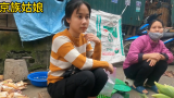 越南姑娘跟妈妈在路边摆摊卖竹笋，为了认识她竹笋贵一点也值得的。