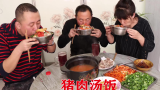 大彭熬一锅肉汤，做猪肉汤饭，加入各种食材，家人直呼好吃