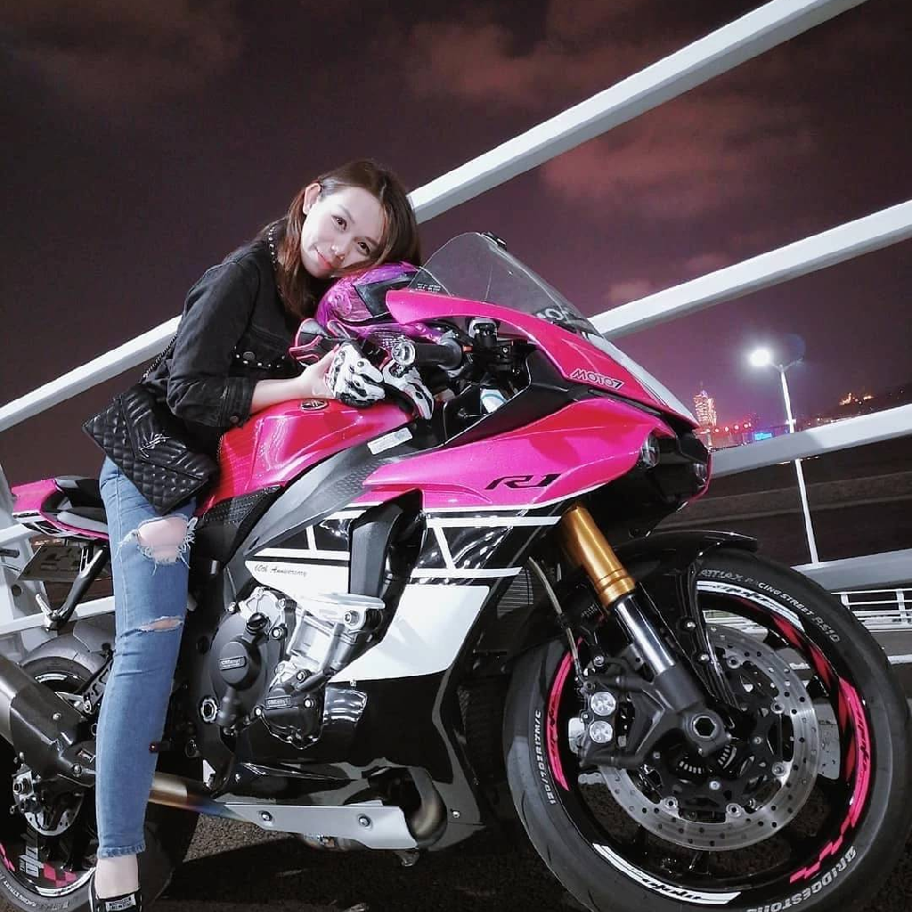 当翘臀女骑士跨上机车时真没男生什么事