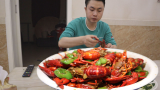 一盆龙虾一盆饭，今天又吃小龙虾，用一斤尖椒来炒，吃着香辣过瘾