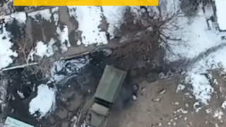 乌克兰无人机发现并击毁俄罗斯补给车！
